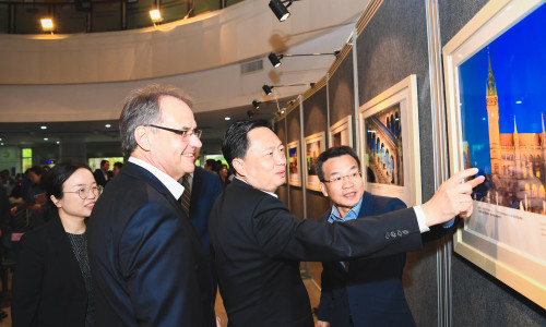 Oberbürgermeister Ulrich Markurth und Bürgermeister YAO Yisheng bei der Eröffnung der Fotoausstellung über Braunschweig. Fotos: Stadt Braunschweig