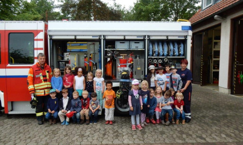 Die Kiga Ölper e. V. hatte sich unter der Leitung von Silvia Cilia und Manuela Schürmann mit 22 sehr aufgeweckten Kindern zur Brandschutzerziehung eingefunden. Foto: St. Kadereit
