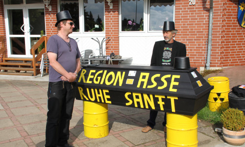 "Region Asse – Ruhe sanft!" - Vahlberger-Asse-Aktivisten tragen symbolisch die Region zu Grabe.
Foto: Privat
