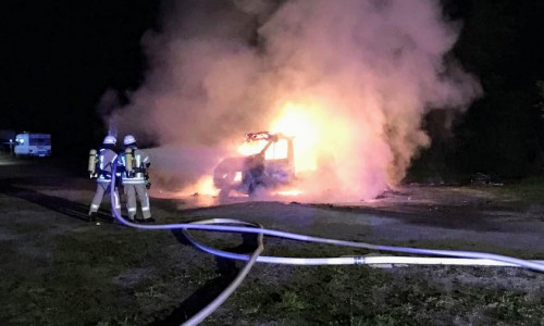 Zwei Personen konnten sich leicht verletzt aus dem brennenden Wohnmobil retten. Foto: Feuerwehr Helmstedt