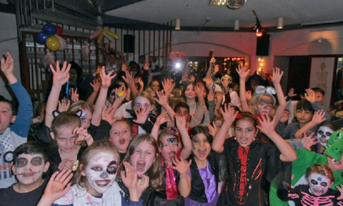 Bei der Halloween-Party konnten sich die über 200 Kindermonster so richtig austoben. Foto: Stadt Peine