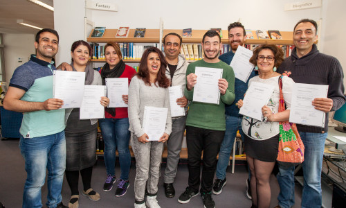 Neun Teilnehmer freuten sich am Freitag über Zertifikate, die ihnen ihre ersten Deutschkenntnisse bescheinigen. Foto: Alec Pein