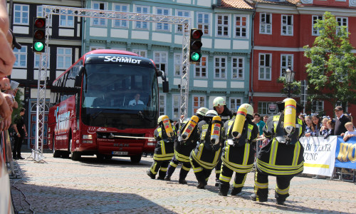 Die Feuerwehr zieht den Bus mit Sauerstoffmasken und in voller Montur. Fotos: Jan Borner