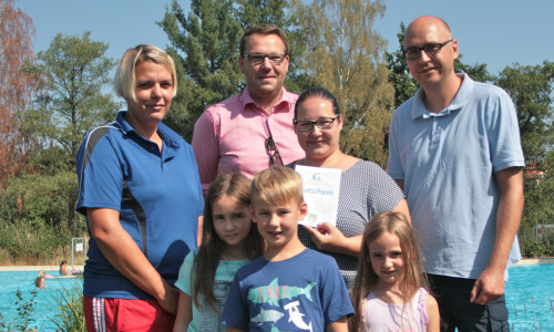 Die 25.000ste Besucherin Tina Langeleist mit ihrer Familie sowie Schwimmmeisterin Mandy Rügenhagen (l.) und Samtgemeindebürgermeister Gero Janze (hinten 2. vl.). Foto: Erik Beyen