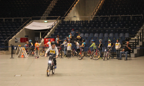 155 Kinder und Jugendliche nahmen am Landes-Fahrradturnier in der Volkswagenhalle teil. Fotos: Anke Donner 