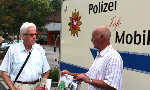 Bürger können sich seit einigen Wochen beim Info-Mobil der Polizei informieren. Frank Altendorf (rechts) steht Rede und Antwort. 