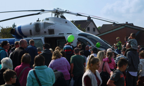Die Besucher rannten zum Landeplatz und begrüßten stürmisch die Piloten des Polizeihubschraubers. Fotos/Videos: Alexander Panknin