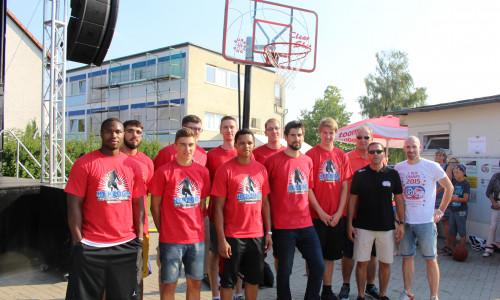 Das Team der MTV Herzöge feiert einen gelungenen Start in die neue Saison der 2. Basketball-Bundesliga ProB.  Foto: Jan Borner