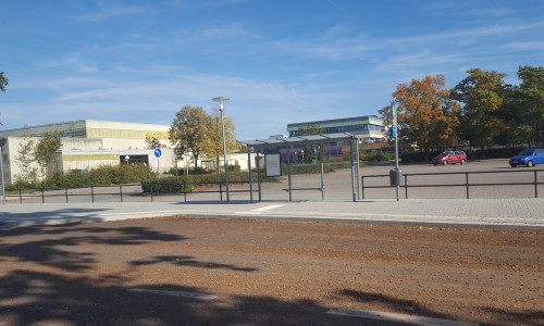 Seit Ende September ist die neue Bushaltestellenanlage am Philipp Melanchthon Gymnasium in Meine in Betrieb. Foto: Landkreis Gifhorn