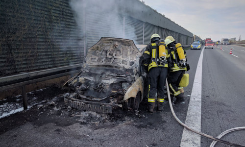 Auf der A2 fing ein Auto Flammen und brannte vollständig aus. Fotos: Alexander Weis/ Feuerwehr Helmstedt