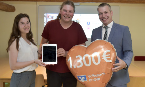 Die Volksbank BraWo spendete 1.300 Euro an das junge Peine. Foto: Volksbank BraWo