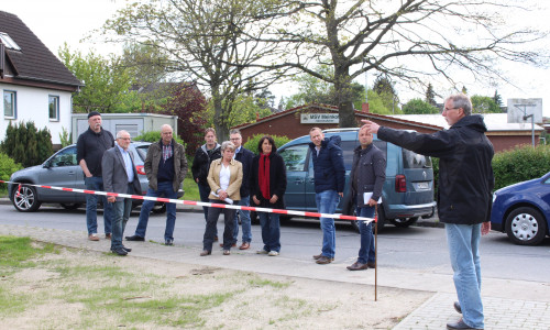 Die Mitglieder des Velpker Bauausschusses nahmen den Meinkoter Schützenplatz in Augenschein. Foto: Julian Bergmeier