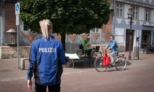 Die Polizei kontrollierte Radfahrer in der Wolfenbütteler Fußgängerzone. Foto: Werner Heise