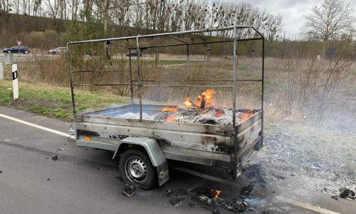 Der Müll auf dem Anhänger ist in Brand geraten. Foto: Feuerwehr Helmstedt