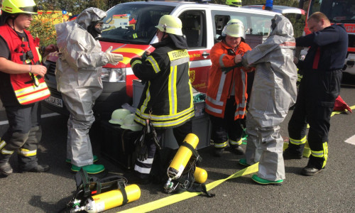 Bei Unfällen mit Gefahrgut ist besondere Schutzkleidung erforderlich. Steht der Braunschweiger Feuerwehr davon nicht ausreichend zur Verfügung? Archivfoto: aktuell24
