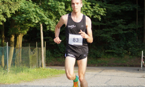 Der einzelne Läufer ist der Hauptlauf-Sieger Raoul  Jankowski aus Hannover. Foto: TSV Eintracht Wolfshagen