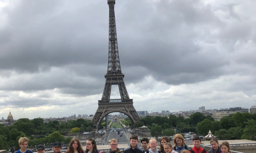 Schülerinnen und Schüler der OBS Sickte vor dem Eifelturm in Paris. Foto: Imogen Ernst, OBS Sickte