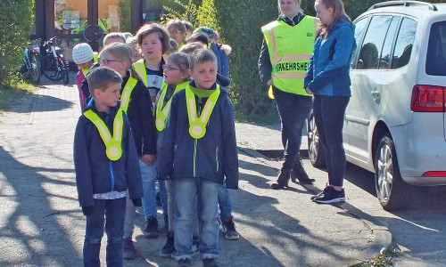 Die Grundschüler lernen das richtige Verhalten im Straßenverkehr. Foto: Verkehrswacht Helmstedt