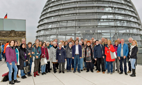 Gruppenfoto mit Victor Perli (MdB) vor der Reichstagskuppel. Foto: Bundesregierung, Volker Schneider