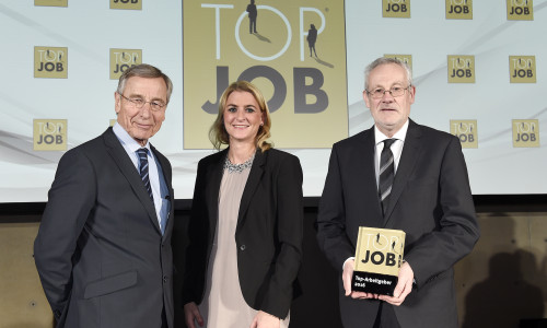Wolfgang Clement (l.) überreichte die Auszeichnung an Maren Maibom und Martin Satzky von der Volksbank BraWo. Foto: Top Job