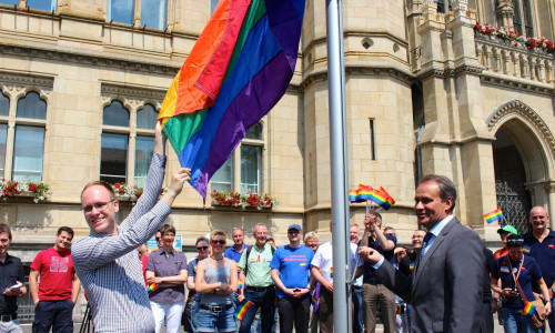 Wie hier in Braunschweig, wird am 17. Mai auch vor dem Salzgitteraner Rathaus die Regenbogenflagge wehen. Archivbild.