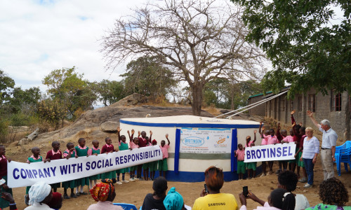 Die Kinder in Kenia freuen sich über Hilfe aus Deutschland. Foto: Ehepaar  Stein