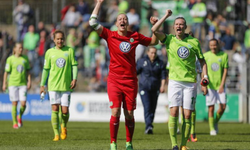 Die VfL Frauen feiern ihren wichtigen Sieg. Foto: imago / foto2press