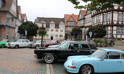 Die Oldtimer brausen am Sonntag durch Wolfenbüttel. Fotos: Robert Braumann