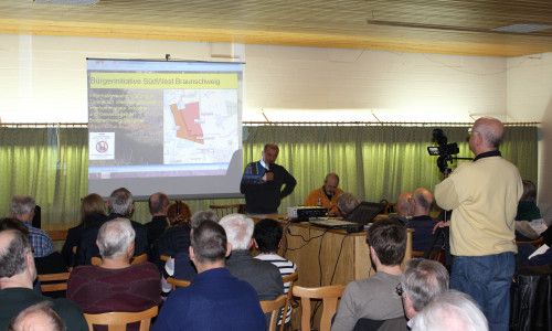 Edgar Vögel, Sprecher der Bürgerinitiative, präsentierte schockierende Zahlen. Foto: Nino Milizia