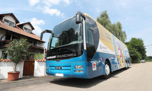 Der Mannschaftsbus von Eintracht Braunschweig bekommt ein neues Kennzeichen. Foto: Agentur Hübner
