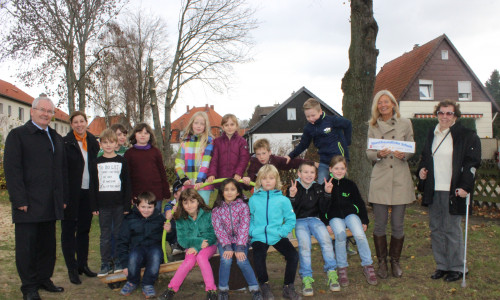 Dank einer Spende der Volkksbank Nordharz konnten neue Spielgeräte für die Grundschule Hahndorf angeschafft werden. Foto/Video: Anke Donner