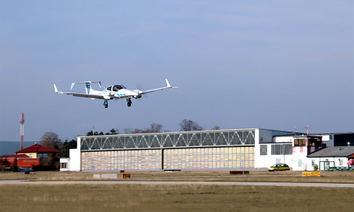 Fly-by-Wire Forschungsflugzeug DA42 der TU München bei einer automatischen Landung in Wiener Neustadt. Foto: Andreas Dekiert

 