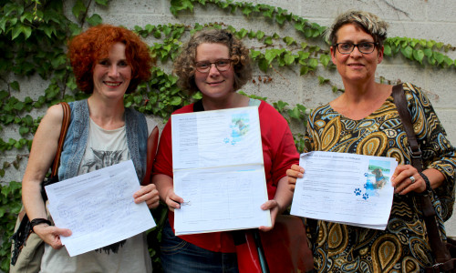 Von links: Janett Tomkowiak, Astrid Tilch und Annette Welte machen sich mit ihrer Initiative für die Aufhebung des Hundeverbots stark. Foto: Nick Wenkel