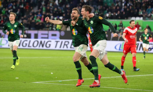 Wout Weghorst (re.) und Admir Mehemdi bejubeln eines der vielen Tore des VfL Wolfsburg. Foto: imago/Regios24
