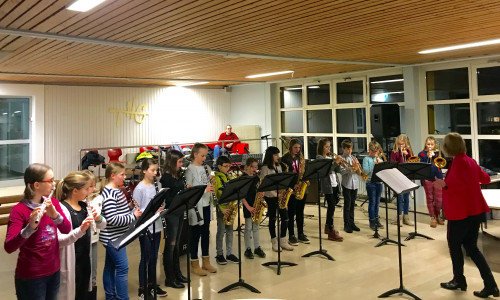 Musiklehrerin Renate van de Voort und die Schüler des fünften Jahrgangs demonstrierten ihr Können. Foto: THG Wolfenbüttel