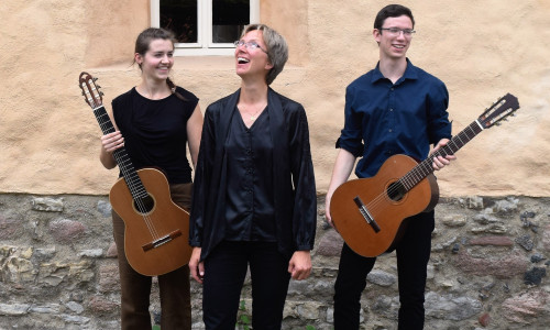 Musikalisch Gäste in der Magni-Sommerkirche am 09. Juli sind Kerstin Denecke (Orgel) mit Nele-Pauline Gaedke und Richard May (Gitarren). Foto: Veranstalter