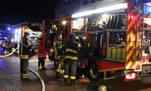 Gestern Abend fing eine Küche in Lebenstedt Feuer und löste einen Feuerwehreinsatz aus. Fotos: Rudolf Karliczek
