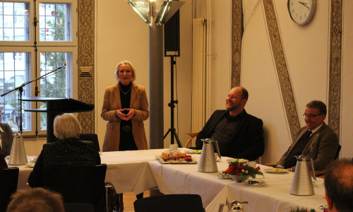 Thomas Pink (rechts) empfing Gäste der Suppenküche und der Kirchen. Foto: Bernd Dukiewitz