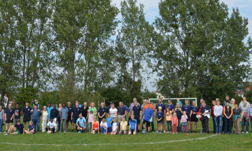 Die Hemkenröder Dorfgemeinschaft weiht mit einem Sportfest den neuen Bolzplatz ein. Fotos: Privat