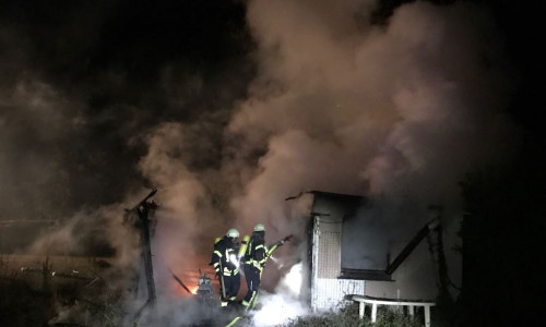 Wieder brannte in Königslutter eine Gartenlaube. Fotos: Feuerwehr Königslutter 