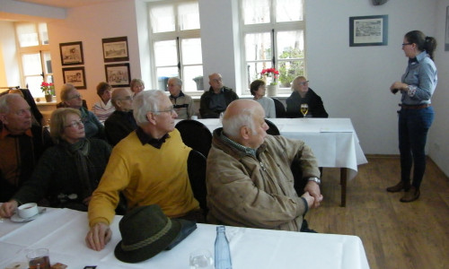 Zell- und Molekularbiologin Anne Reupke (stehen) informierte die  CDU-Senioren. Foto: Privat
