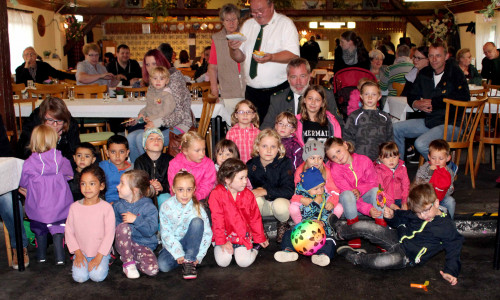 Kinder und Bürgermeister Karl-Heinz Müller vor der Siegerehrung. Foto: Bernd-Uwe Meyer