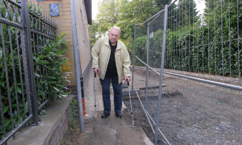 Heinz Phillip ist empört, die Baustelle vor seinem Haus schränkt ihn in seiner Mobilität ein. Foto: privat