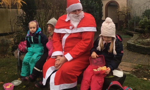 Der Nikolaus überraschte die Kinder des Waldkindergartens „Die Pfifferlinge“ Essehof. Foto: Gemeinde Lehre