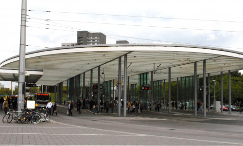 Vergeblich wartet man heute auf Busse und Bahnen - Hier der Busbahnhof am Bahnhof in Braunschweig. (Archivbild)