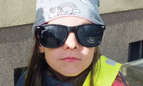 Der Einsatz von präparierten Sonnenbrillen führte zu besonderen Effekten bei der Mobilitätserziehung im öffentlichen Verkehrsraum in Süpplingen. Fotos: Klaffehn/Kreisverkehrswacht