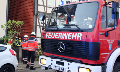 Feuerwehr, Rettungsdienst und Polizei eilten zu einem Entstehungsbrand in die Schützenstraße. Foto: Werner Heise