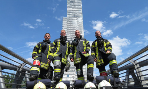 Sven Eisoldt, Kevin Diercks, Rene Hoppstock und Christian Rupp vor dem bezwungenen Turm. Foto: Freiwillige Feuerwehr Goslar