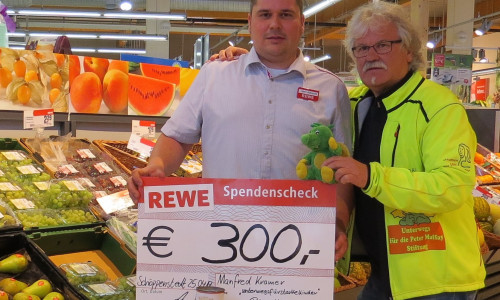 In diesem Jahr will Manfred Kramer wieder viele für sein Projekt gewinnen. Den Anfang machte der REWE Markt in Schöppenstedt mit einer Spende. Foto: Kramer