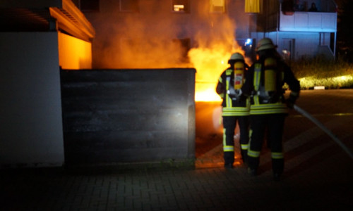 In der Nacht zu Donnerstag brannten Müllbehälter in der Adersheimer Straße. Fotos: Feuerwehr Wolfenbüttel
